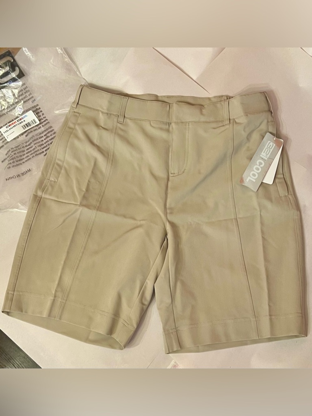 NWT Women's 32°Degrees Flat-Front Performance Shorts Khaki, Zipping Pockets Sz 8